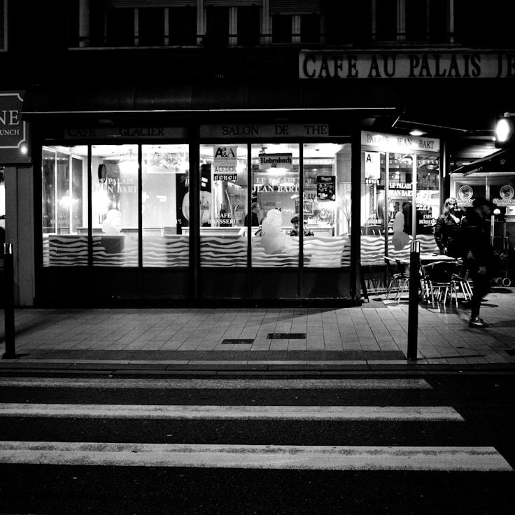 Family terraces and cafés for calm evenings in London